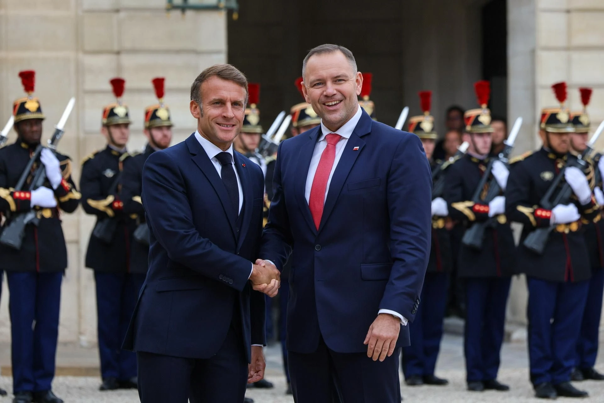 Prezydent RP wyróżniony Nawrocki u Macrona! Tak wita się w Paryżu największych przyjaciół