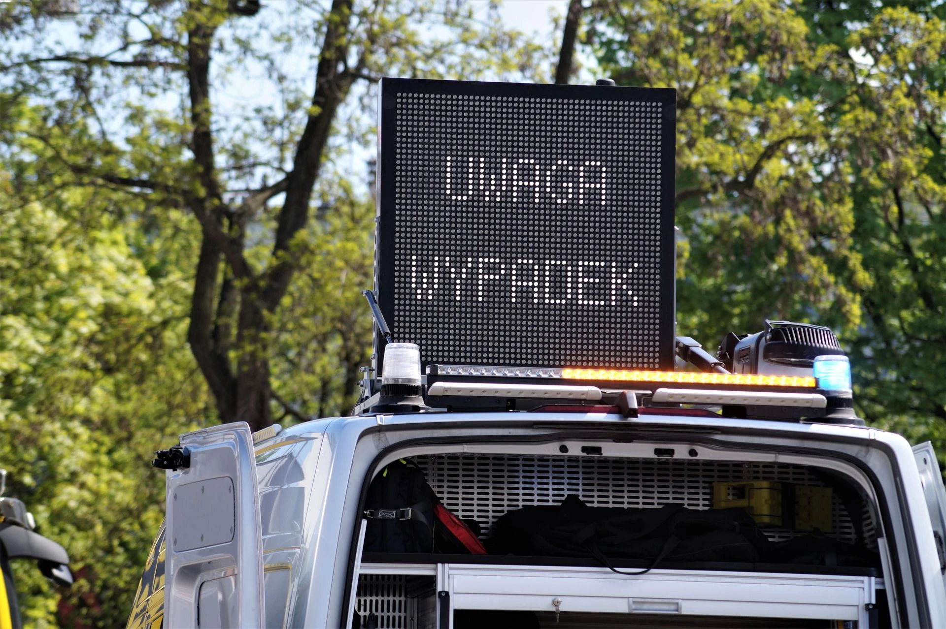 szokujące ustalenia Zwłoki mężczyzny na pasie zieleni przy drodze S5! Obok stało jego auto