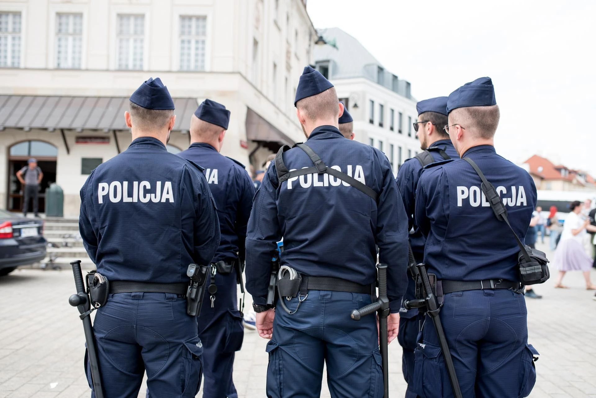 ALE AFERA! Policjanci skuci w kajdanki na oczach sąsiadów sześć lat po zabójstwie w Warszawie. Służby i minister krytykują prokuraturę