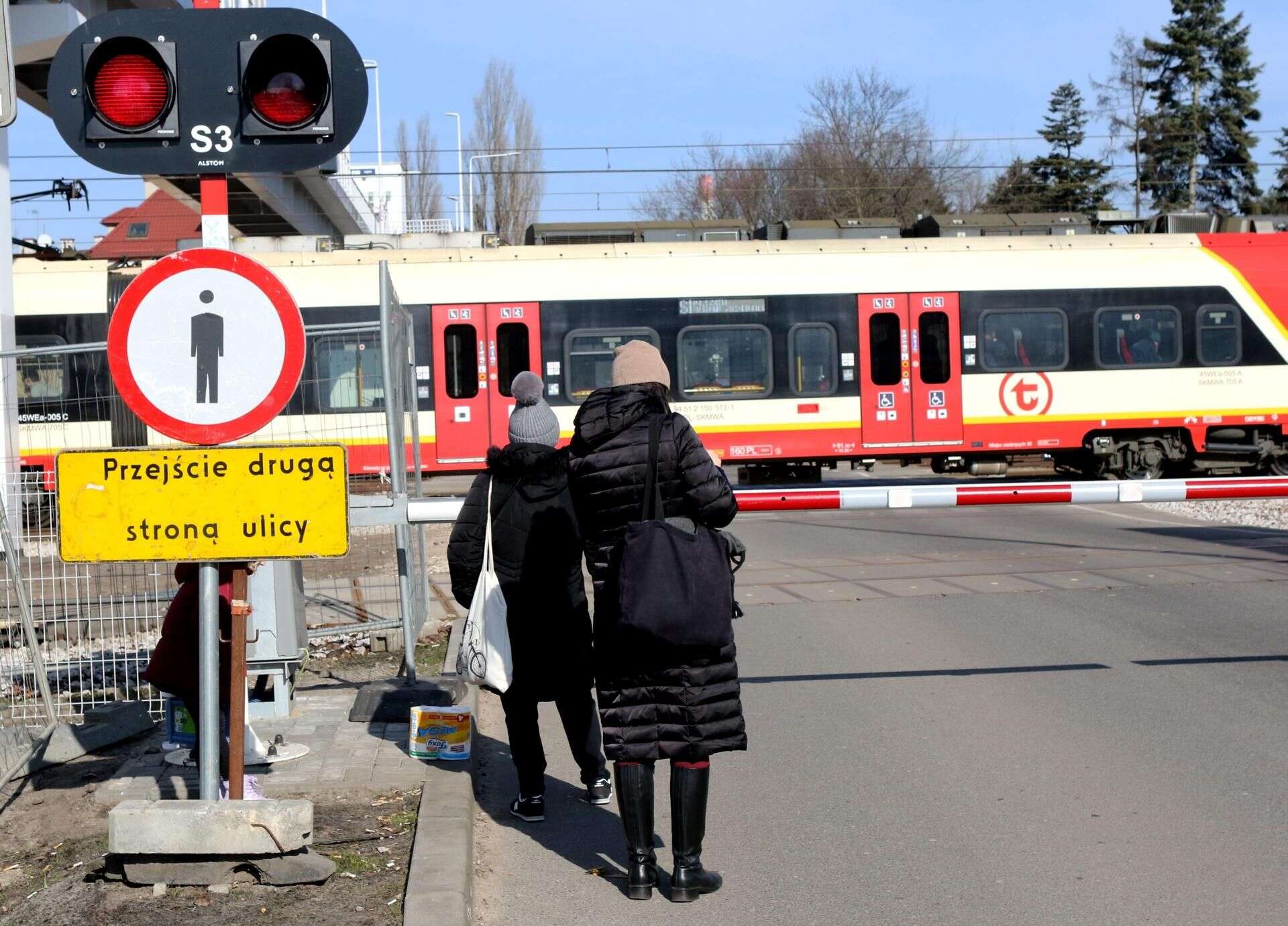 TOTALNA FARSA Nowa kładka gotowa od miesięcy. Mieszkańcy wciąż czekają na oficjalne otwarcie