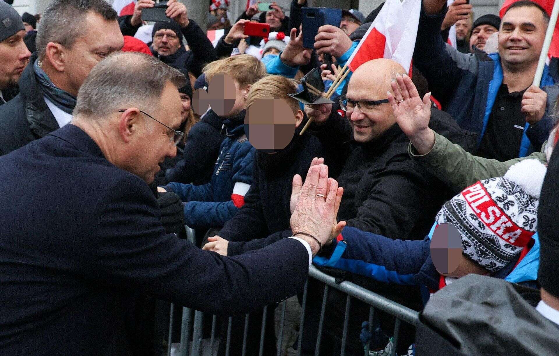 Mamy zdjęcia! Dostrzegliśmy rękę prezydenta Dudy po wypadku. Brr! Aż ciarki chodzą