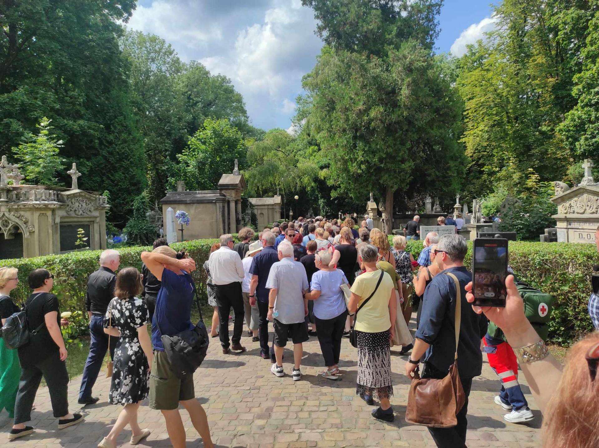 Poruszenie w tłumie Dramatyczne sceny na pogrzebie Jerzego Stuhra. Kobieta runęła jak długa! Ksiądz rusz…