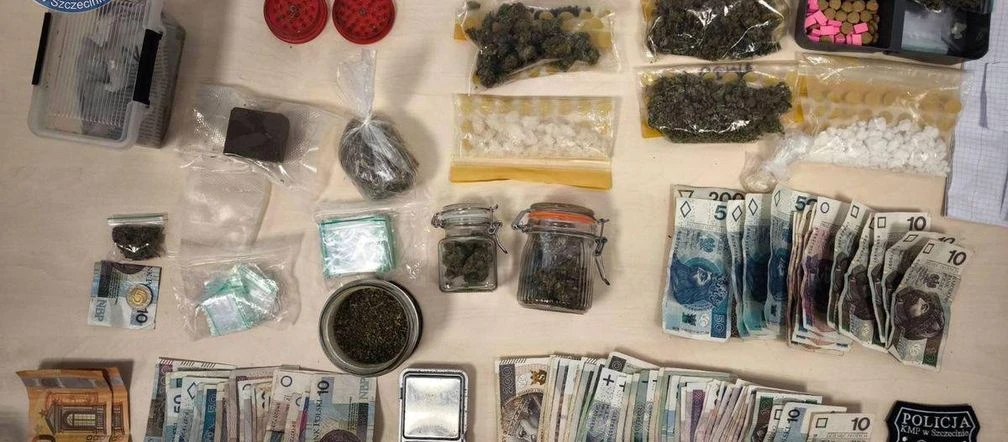 Policjanci w akcji Nalot na mieszkanie dilera-recydywisty. Policjanci znaleźli mnóstwo narkotyków i zag…