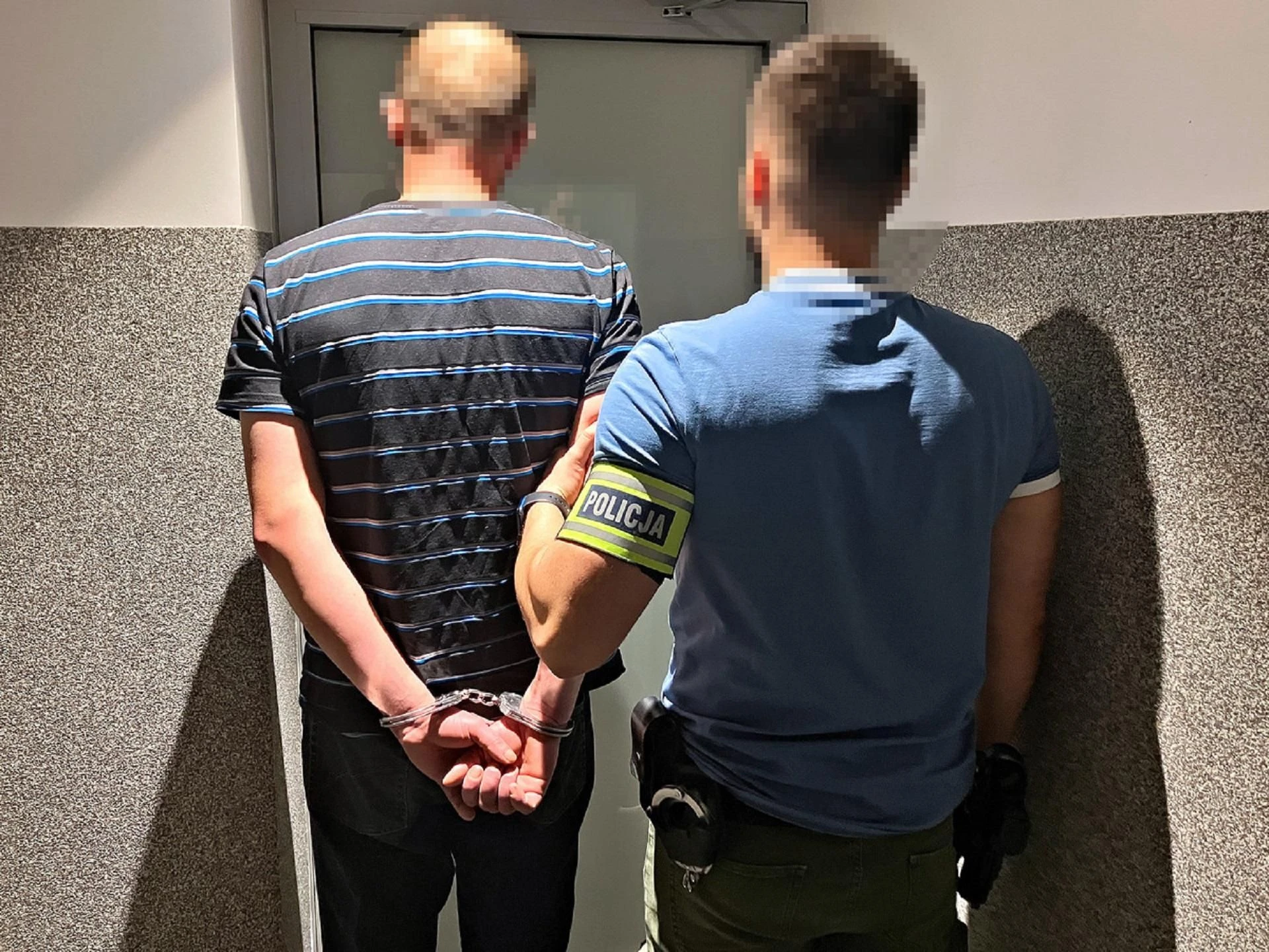 Wstrząsające! Ratownicy chcieli mu pomóc, a on groził śmiercią
