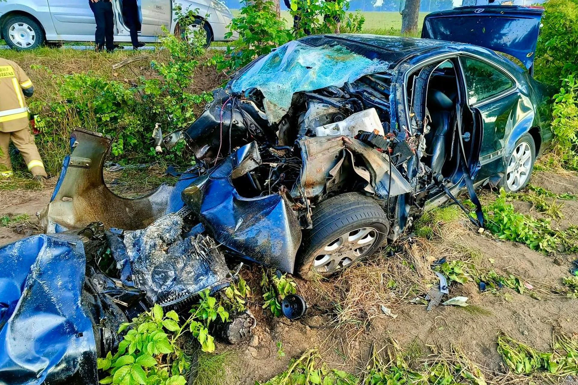 Straszny widok! Dwóch nastolatków zginęło! Ich mercedes zmasakrowany. Nocna tragedia na drodze [ZDJĘ…
