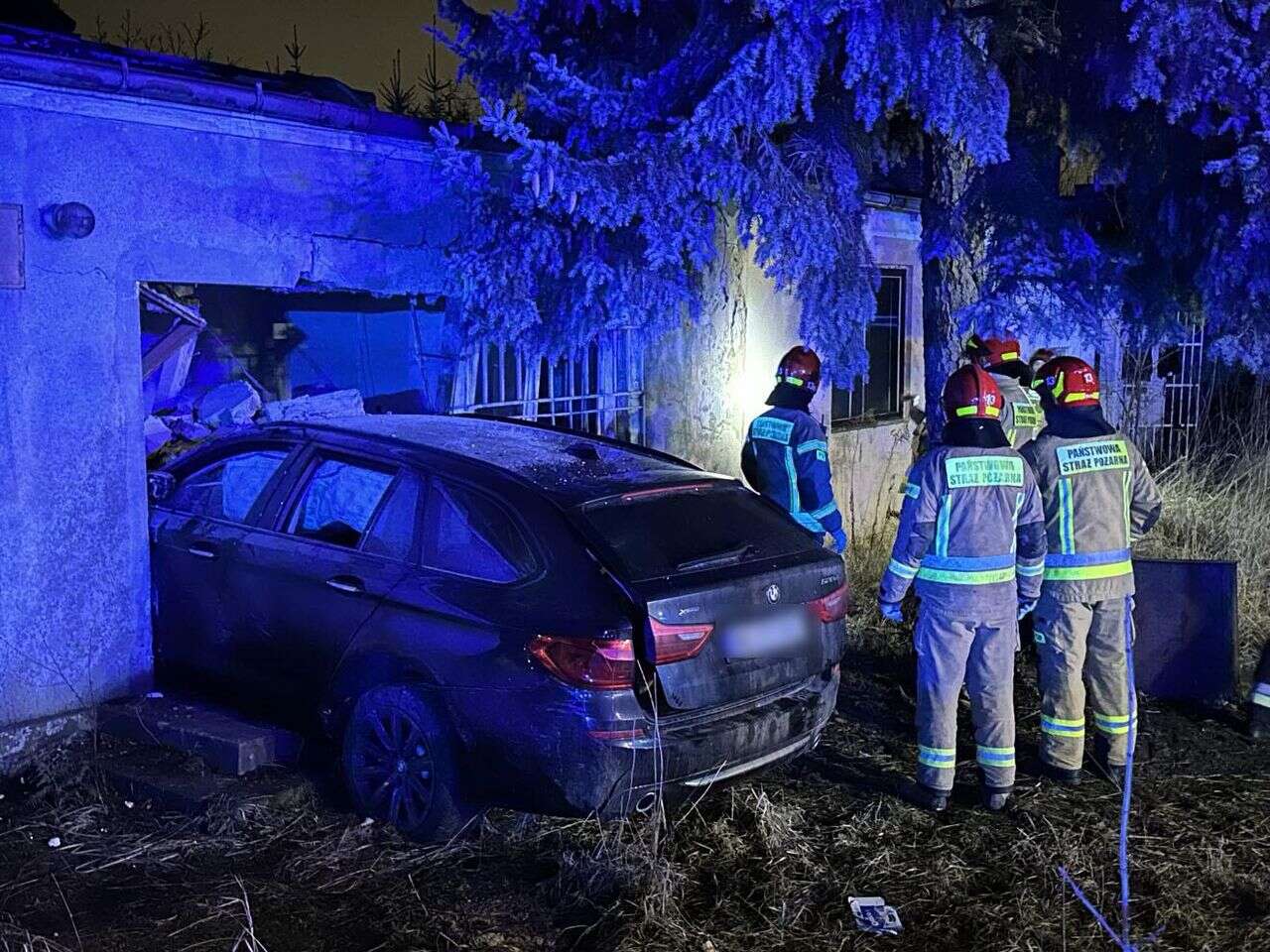 kto prowadził? W Warszawie pijany kierowca BMW wjechał w budynek. Towarzyszył mu podchmielony kolega