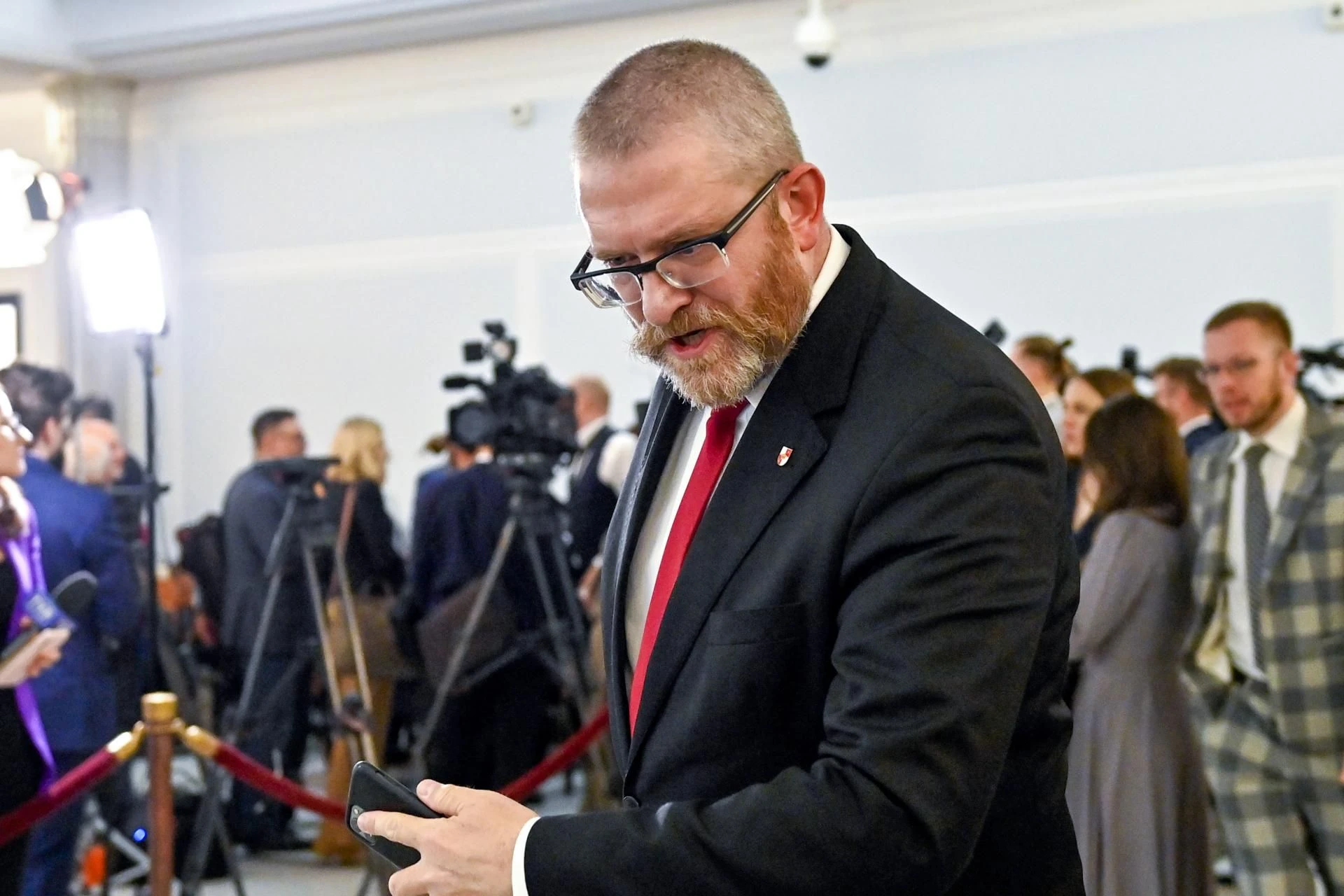 czarne chmury nad politykiem PILNE! Prokuratura weźmie się za Grzegorza Brauna. Wszystko przez wydarzenia w szpit…