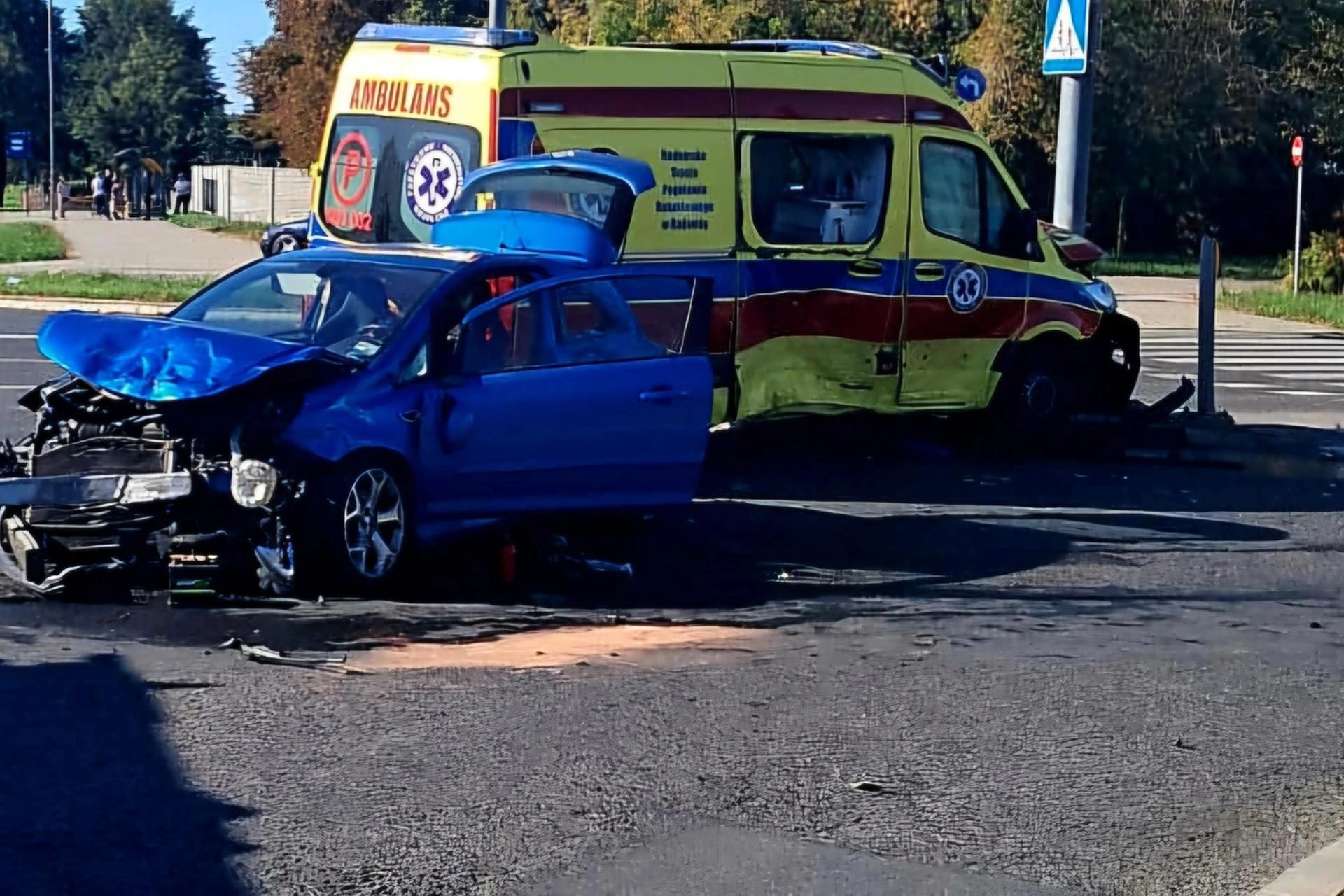 PILNE Radom: Wypadek karetki z pacjentem! Jechali na sygnale. 5 osób w szpitalu