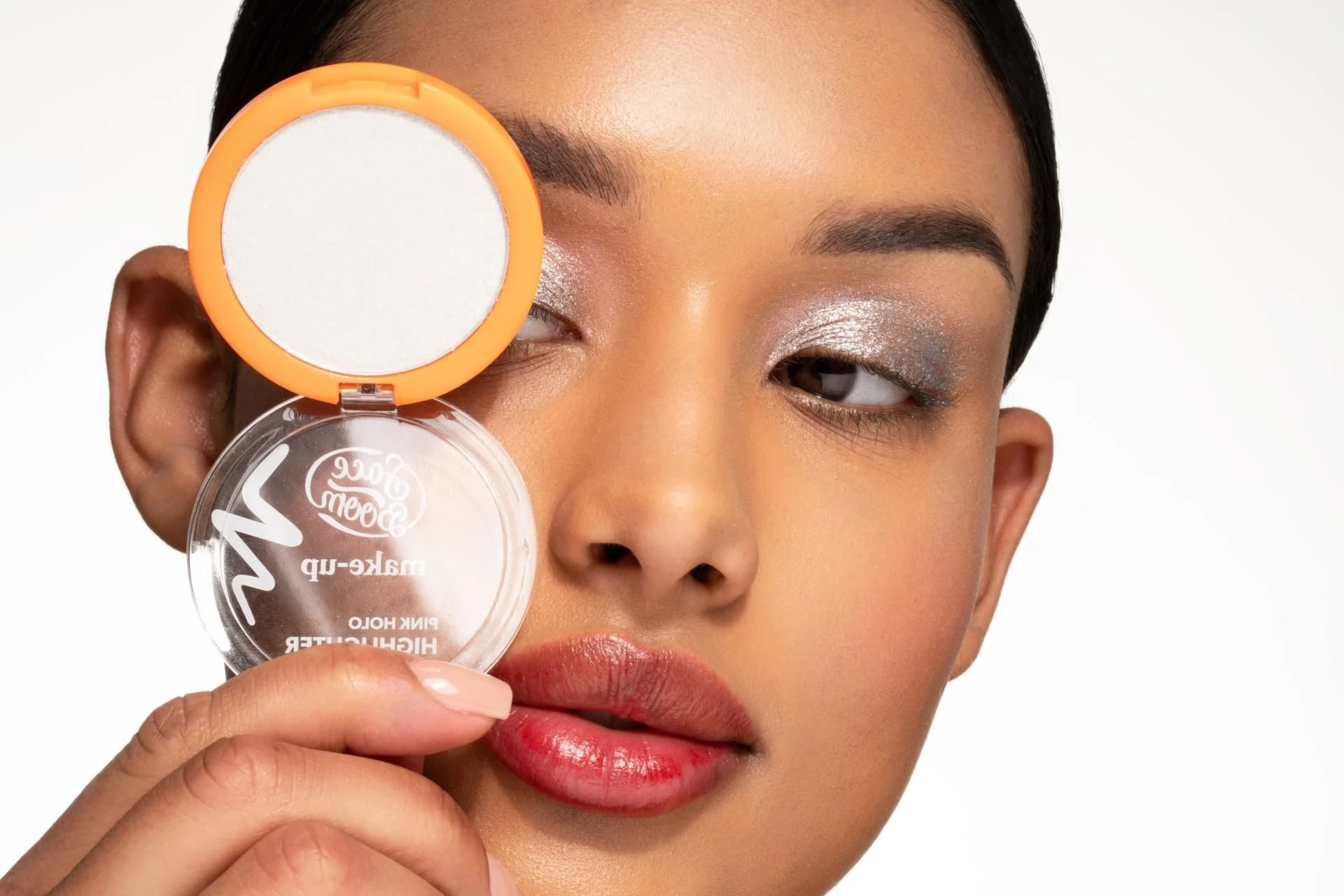 Strefa beauty Makijaż na lato 2025. Soczyste kolory i metaliczny błysk