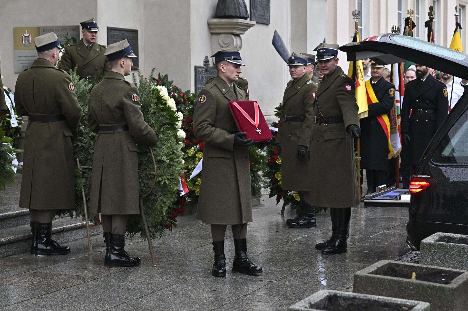 trudne chwile Jacek Zieliński nie potrafił powstrzymać łez na pogrzebie Lucjana Brychczego. Emocje…