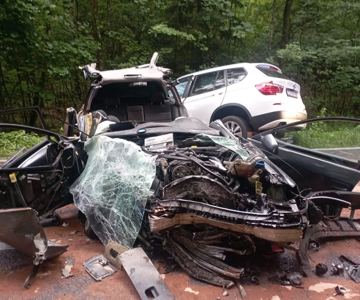 Wypadek Czołowe zderzenie BMW i audi. Są poszkodowani i duże utrudnienia