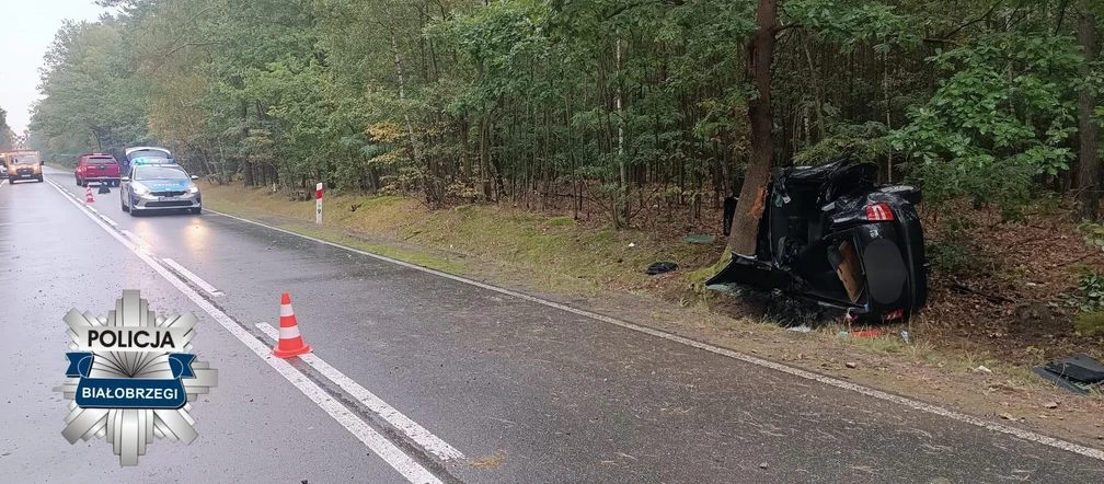 Dramat na drodze Koszmarny wypadek. Auto dachowało i wbiło się w drzewo. W środku 4 osoby