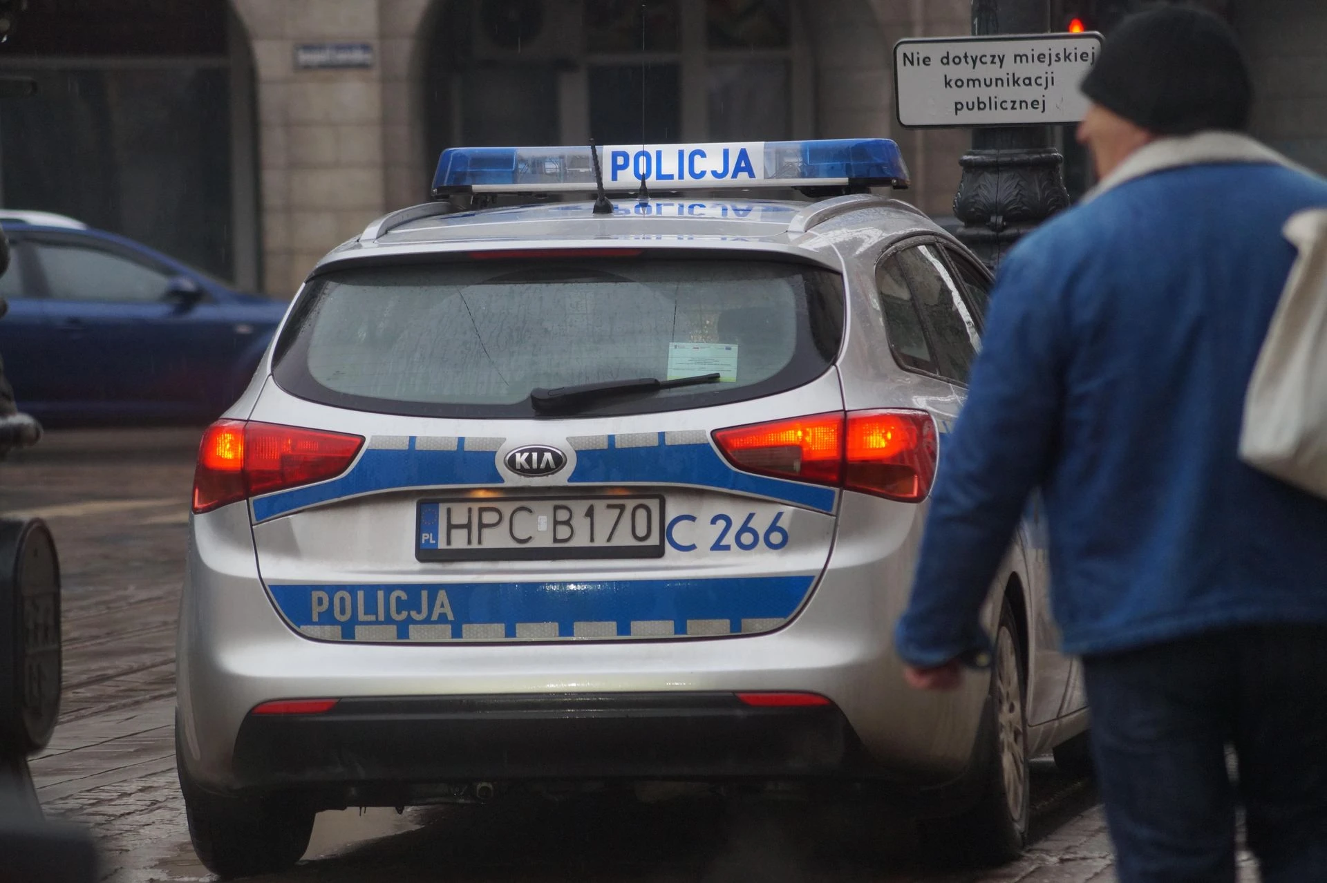 Sąsiedzi poczuli dziwny zapach Zabił 53-latkę, a potem przychodził karmić jej psa! Szokujące kulisy zbrodni w Kalis…