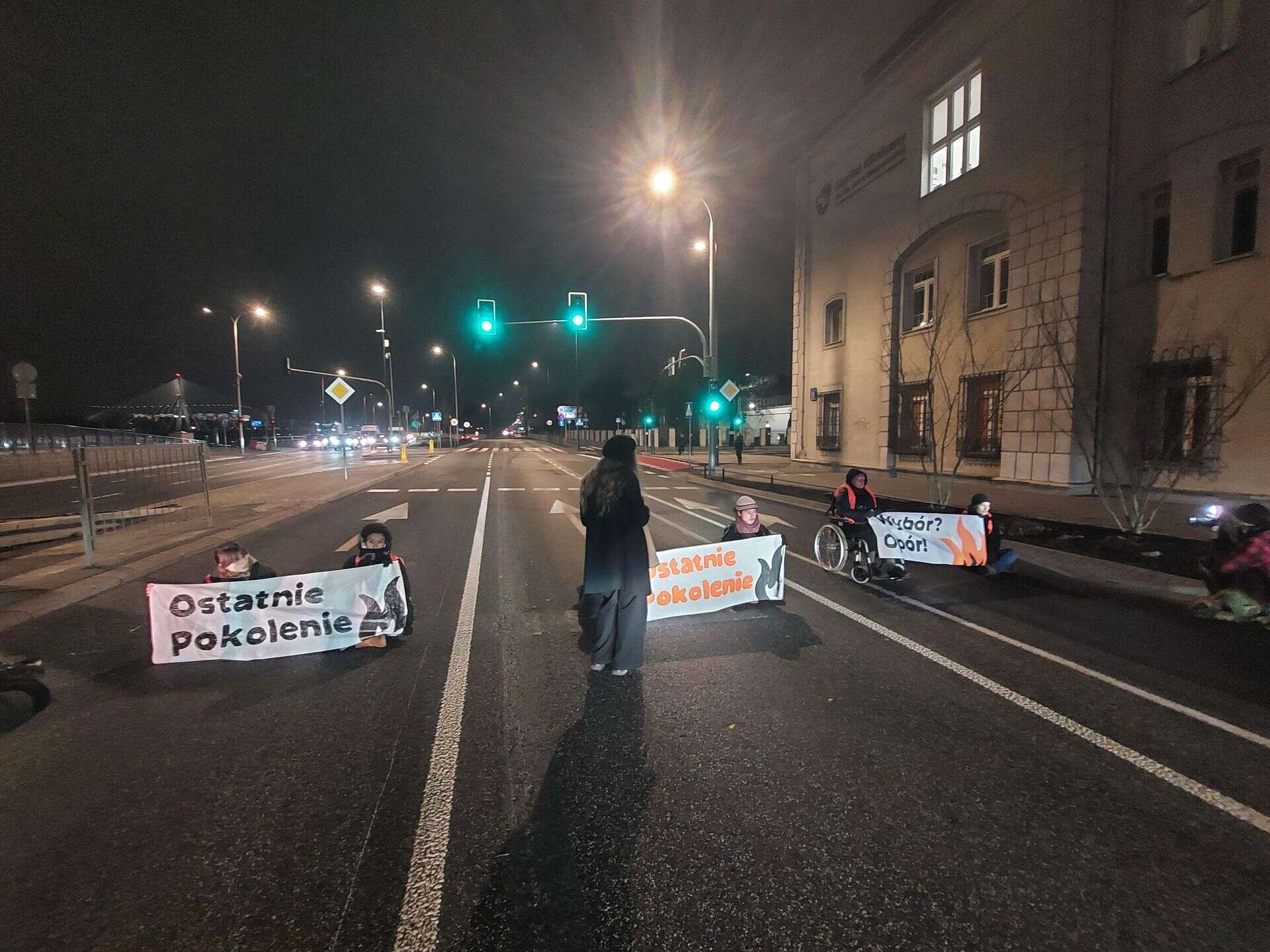 Znowu! Karetka utknęła podczas blokady na Wisłostradzie. Kłótnia aktywistów z policją. Padł…