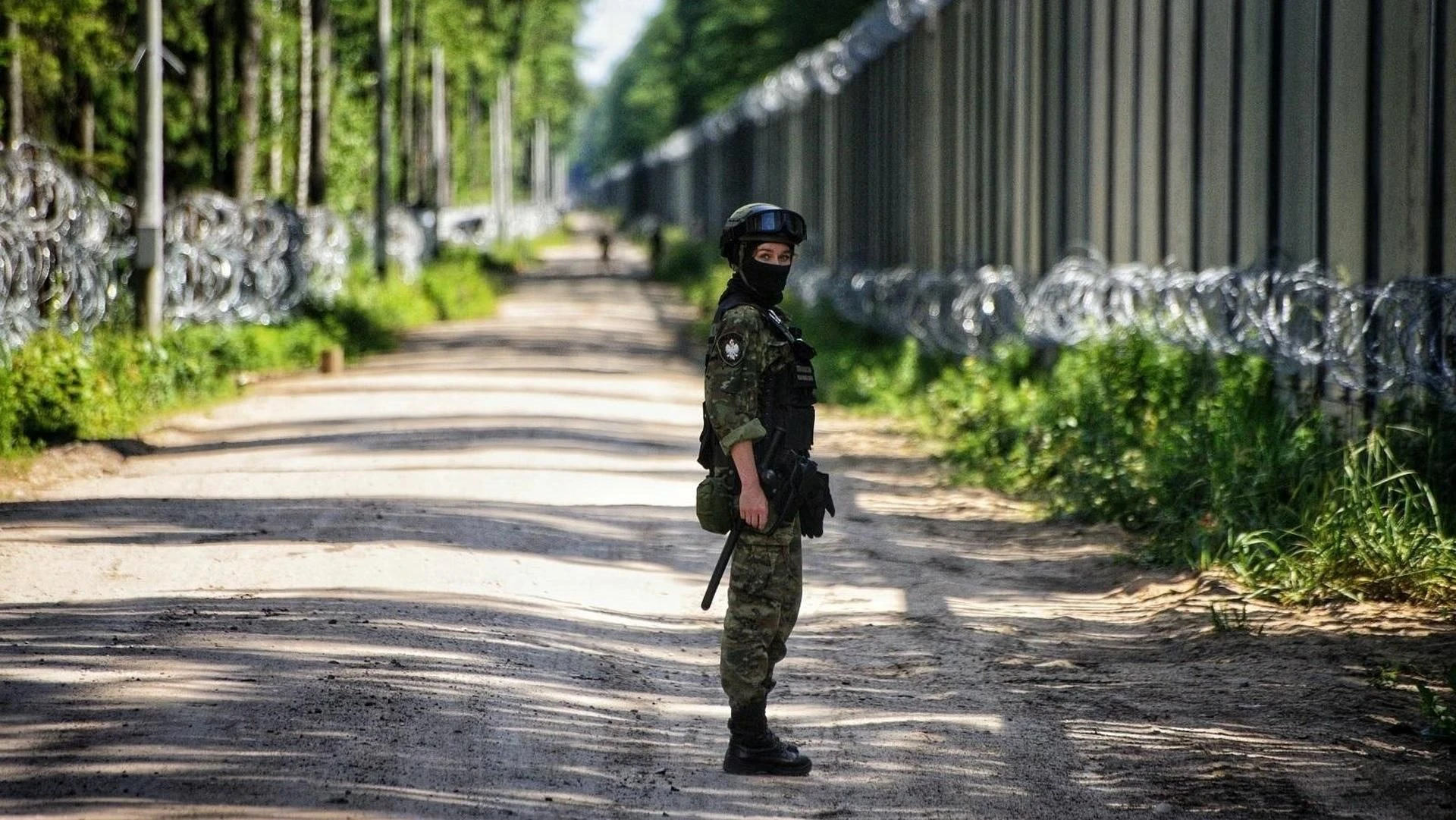 granica polsko-białoruska Migranci rzucali kamieniami i konarami. Ataki na polskie patrole przy granicy z Biał…