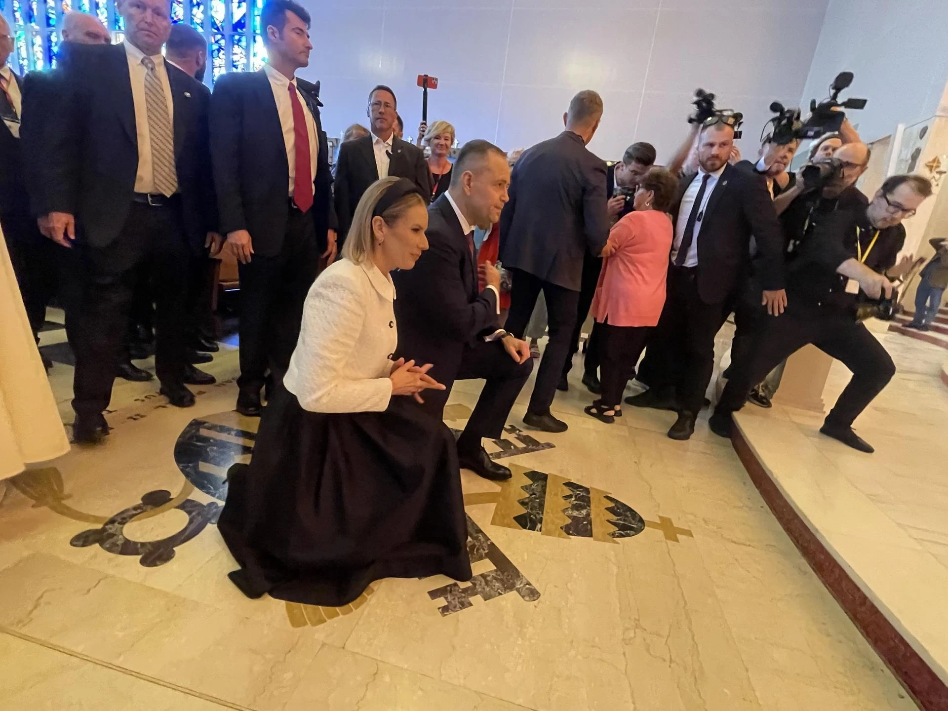 Ta opaska przejdzie do historii? Fryzura Marty Nawrockiej w USA wywołała dyskusję. Ekspert nie ma wątpliwości