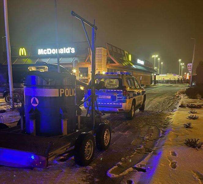 Ewakuowano klientów Alarm w McDonald's. Ewakuacja klientów, ulica zamknięta