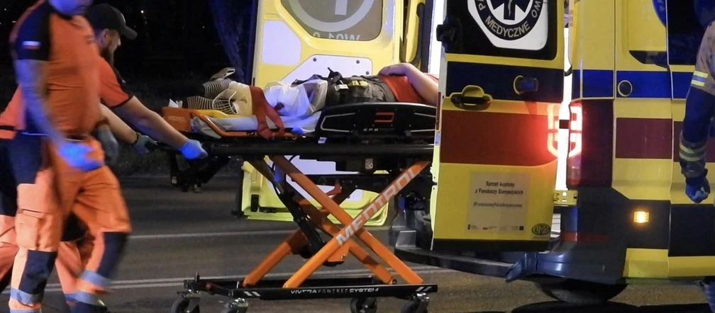 Groza Poważny wypadek na Bemowie. Motocyklista runął na asfalt. W ciężkim stanie trafił do szpitala
