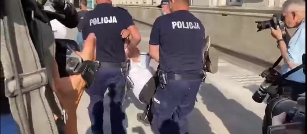 Dantejskie sceny przed ministerstwem rolnictwa. Kołodziejczak z Agrounii wyniesion...