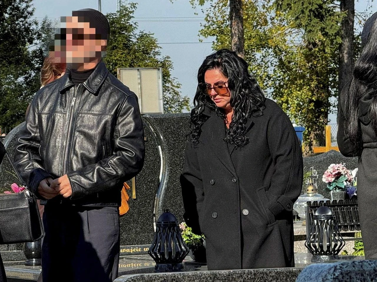 Poruszające słowa na szarfie Poruszające sceny na cmentarzu. Zapłakana Edzia z nad grobem Dżejka. Kaźmierska nie weszła jej w drogę