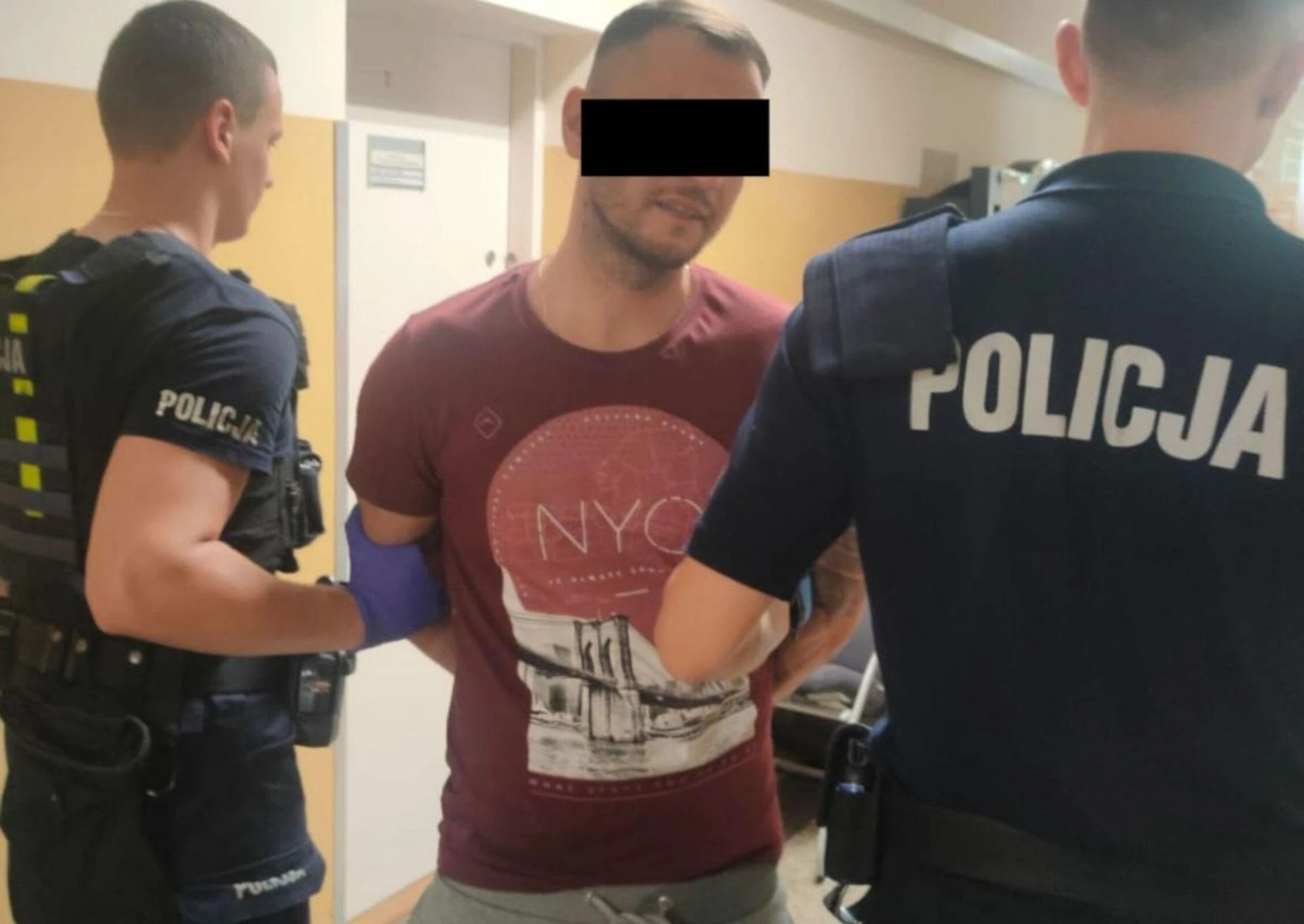 CHWILE GROZY Sobotnia balanga z finałem w kajdankach. Kumple celowali z broni do radiowozu
