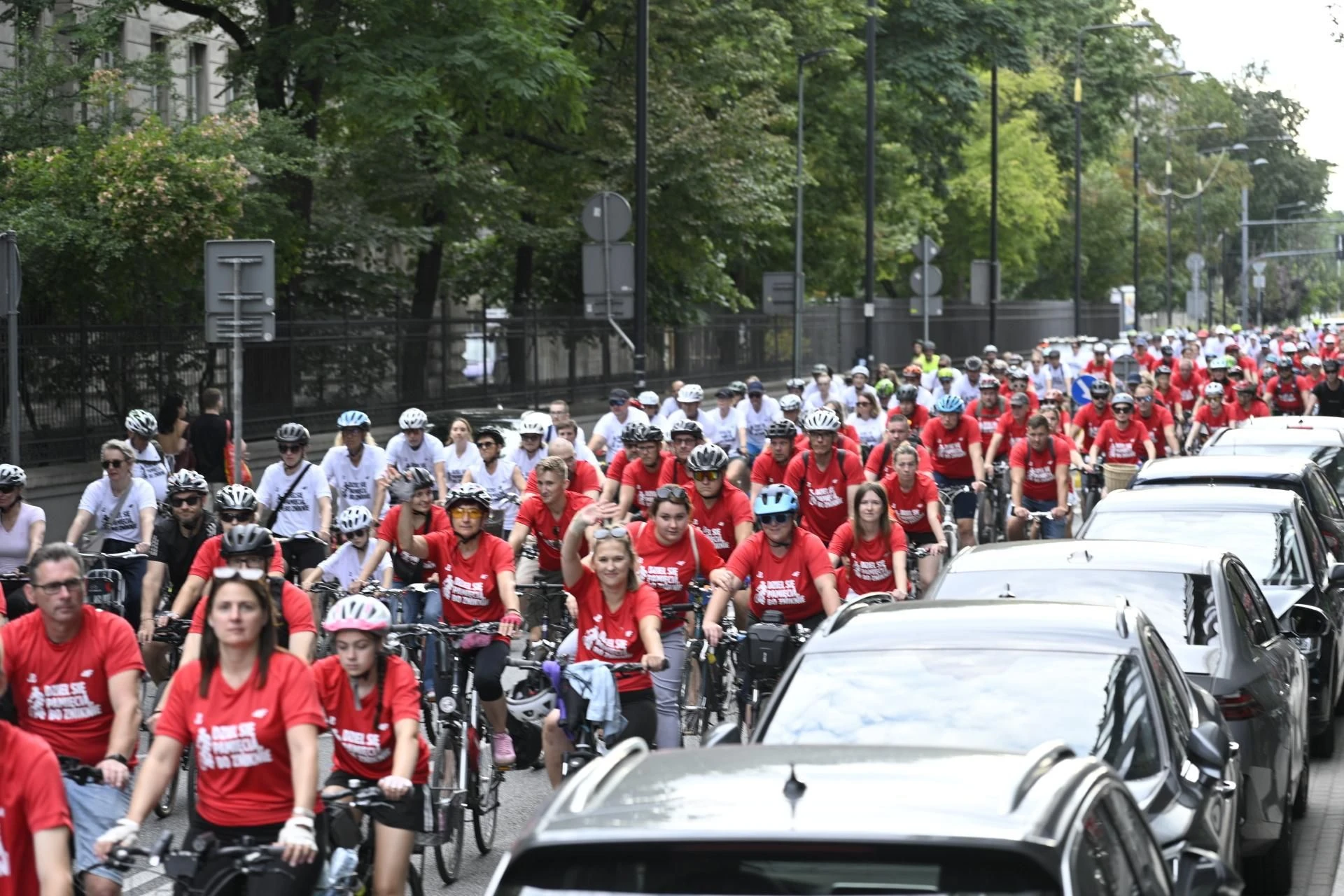 Widowiskowy peleton Długa biało-czerwona flaga na ulicach Warszawy! To Masa Powstańcza 2025. Dwa tysiące roweerzystów w Śródmieściu
