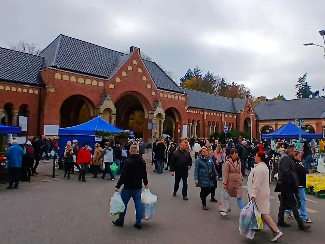 Wszystkich Świętych w Szczecinie Utrudnienia wokół największego cmentarza w Polsce. Kontrole trzeźwości, patrole konne i policyjny śmigłowiec
