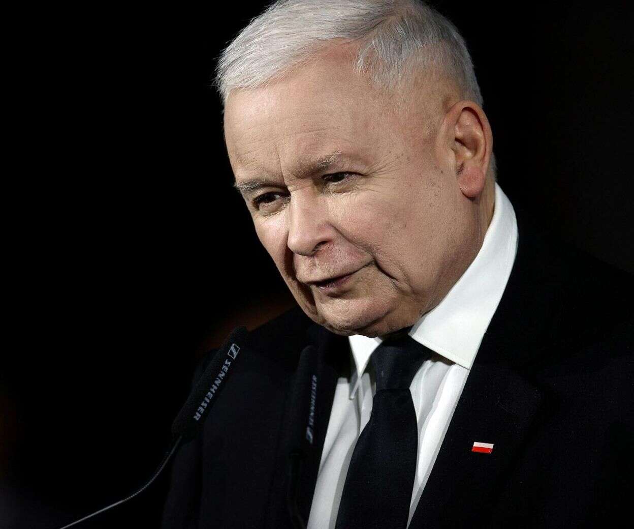 PiS w ogniu kontrowersji! Kaczyński odcina się od Czarnka? Ale czy naprawdę? 