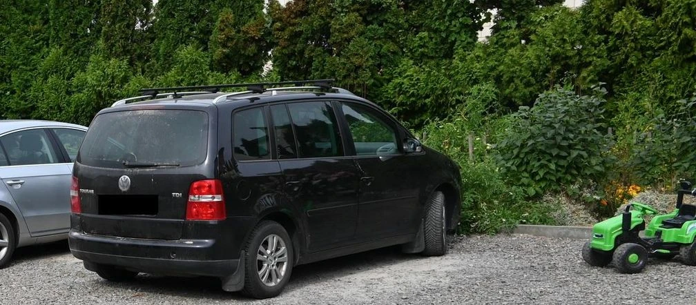Wypadek Dziadek potrącił wnuka. 1,5-roczne dziecko leżało przy samochodzie