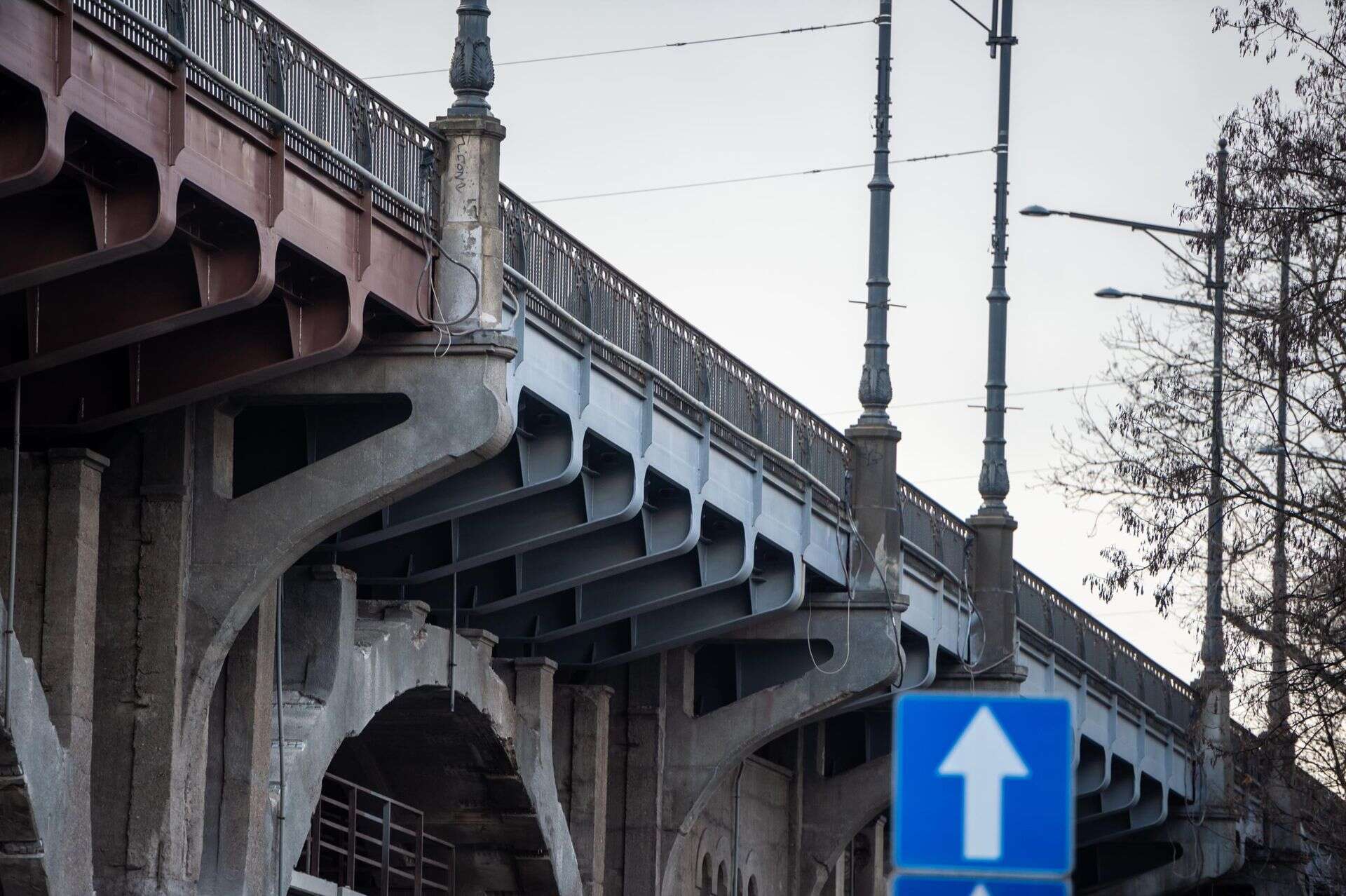 Wjechał wózkiem inwalidzkim na tory na moście Poniatowskiego i jechał w stronę centr…