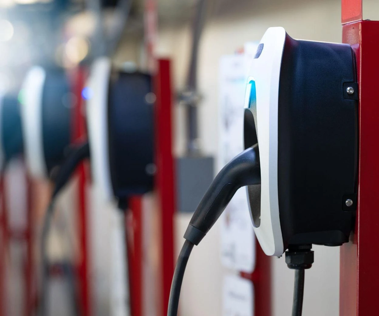 SZOK „Ładowarką rządzę ja”. Właściciel Tesli ustala kolejki i dyktuje warunki? Gmina reaguje