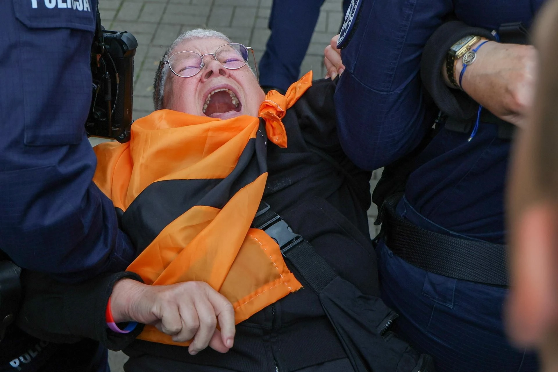 Starcia podczas manifestacji w stolicy Babcia Kasia wyniesiona przez funkcjonariuszy policji. Co się stało?
