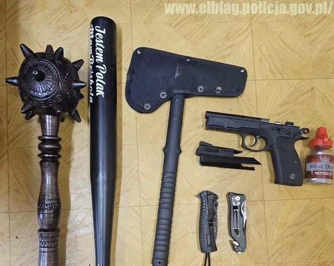 Nie działał sam? Przystawił kobiecie nóż do gardła, ale zdołała uciec. Nie bacząc na dzieci, ostrzelał jej mieszkanie! Szok w Elblągu