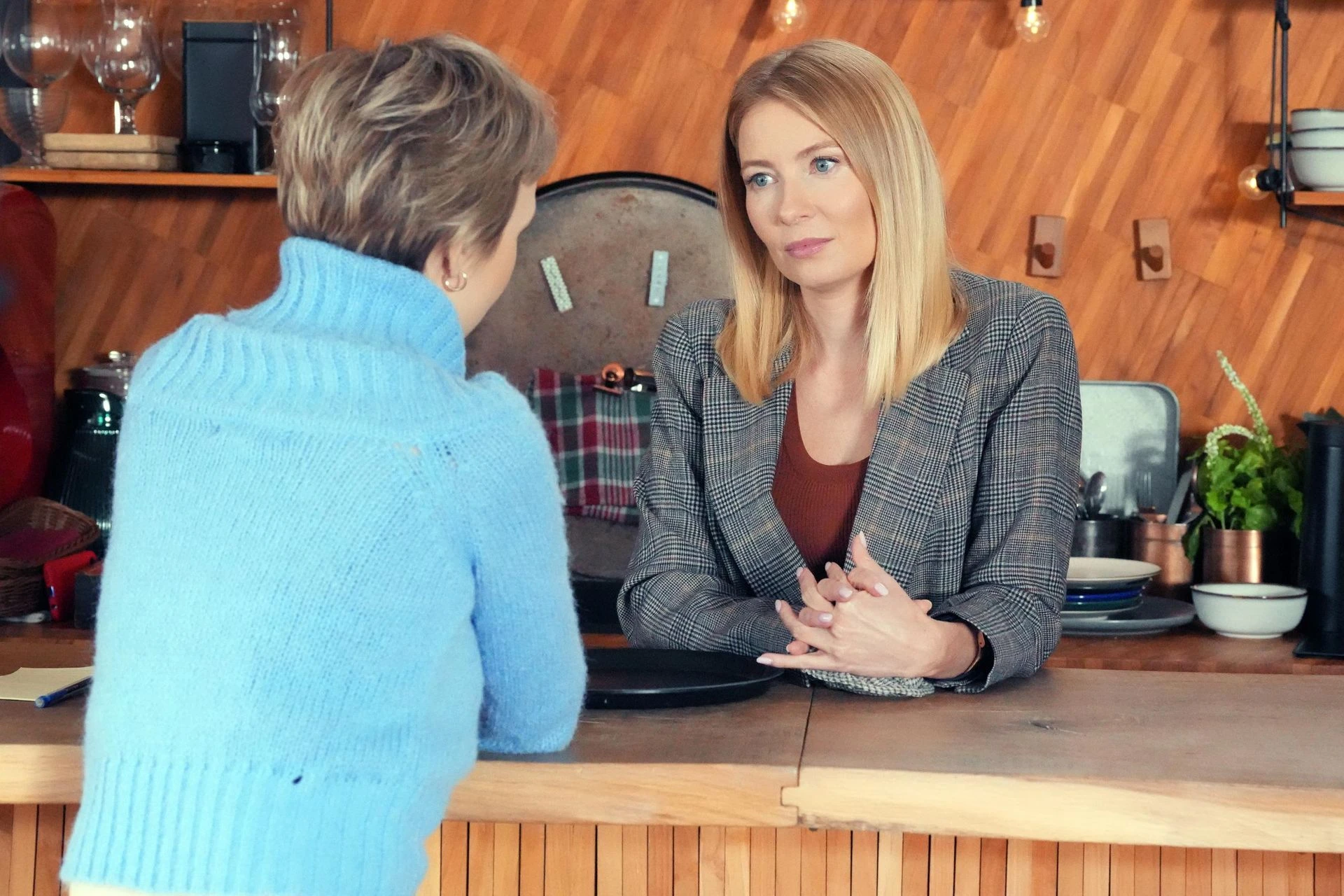 Barwy szczęścia Barwy szczęścia. Dominika przyjmie Sonię do pracy, ale szybko tego pożałuje! Stefaniak zgotuje im prawdziwe piekło - ZDJĘCIA
