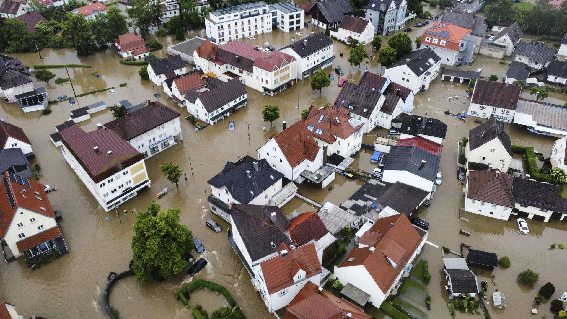 Wprowadzono stan klęski żywiołowej Potężna powódź. Zalane domy i miasta, są ofiary śmiertelne