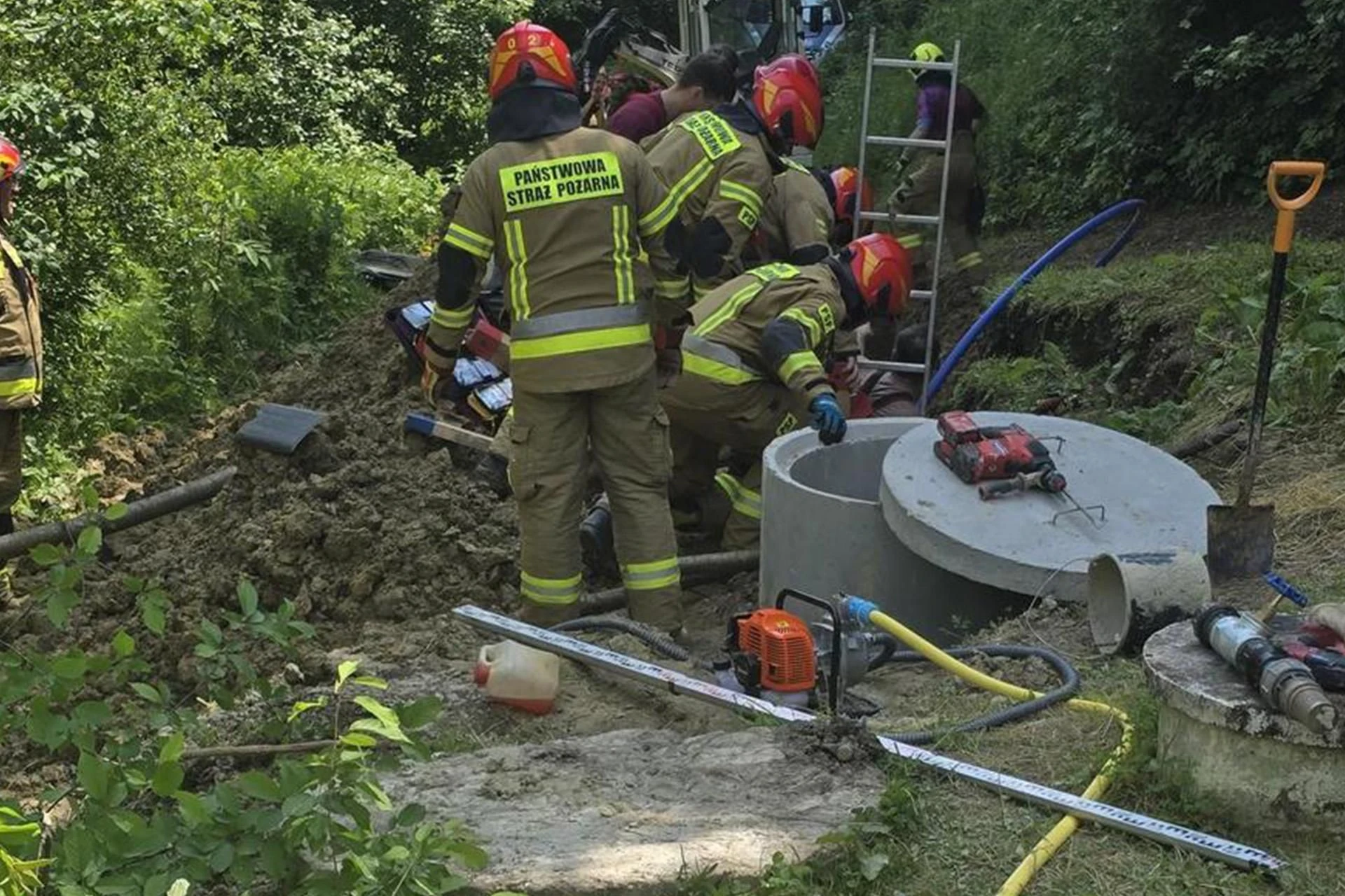 HEROICZNA WALKA STRAŻAKÓW Tragiczny wypadek podczas prac ziemnych. Mężczyzna przysypany ziemią