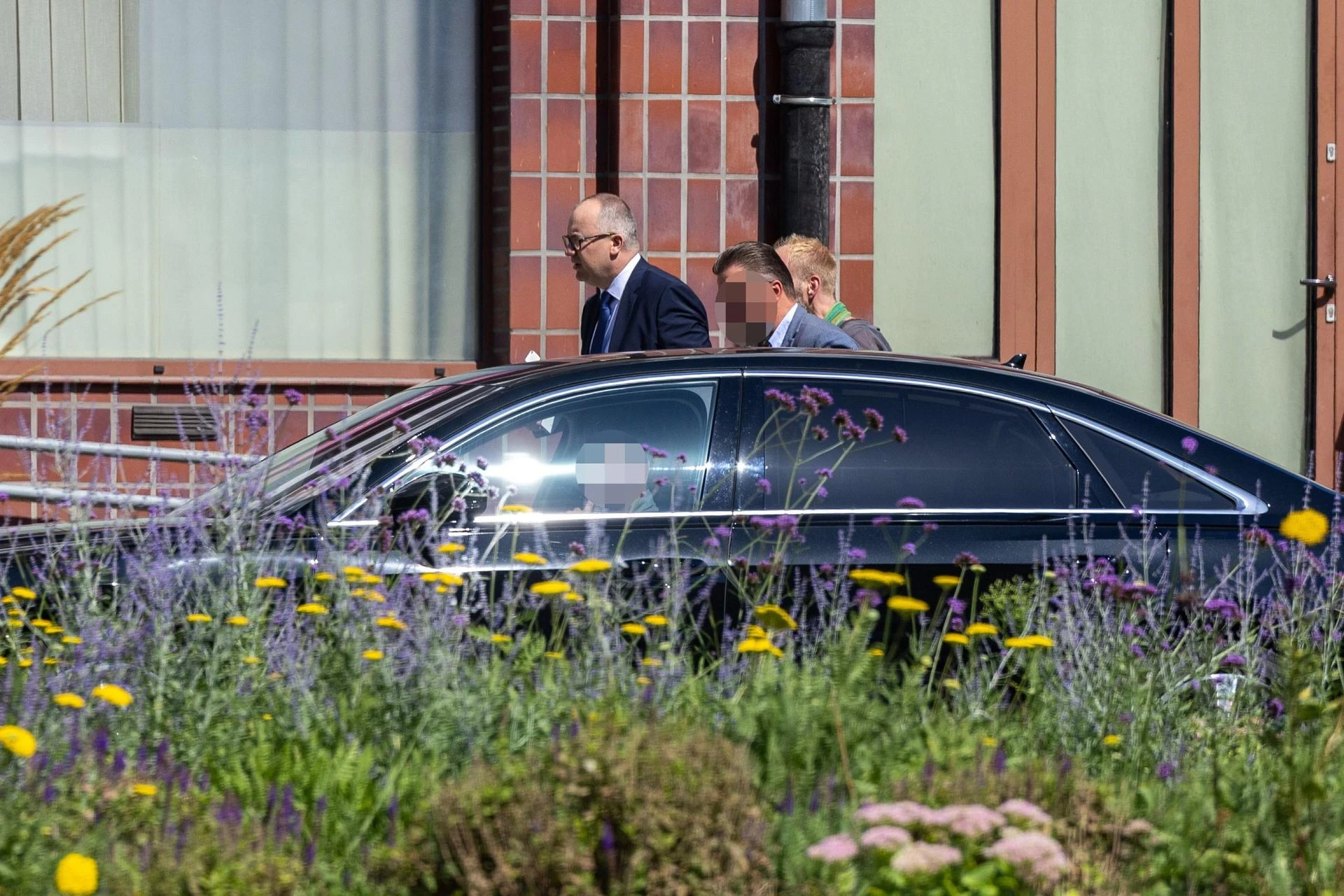 Były minister korzysta z przywileju Bodnar jeszcze ma ochronę. Kierowca SOP parkuje, gdzie mu wygodnie [ZDJĘCIA]