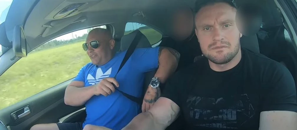 Gdy Krzysztof Radzikowski z Gogglebox TTV, zrobił to za kółkiem, posypały się grom...
