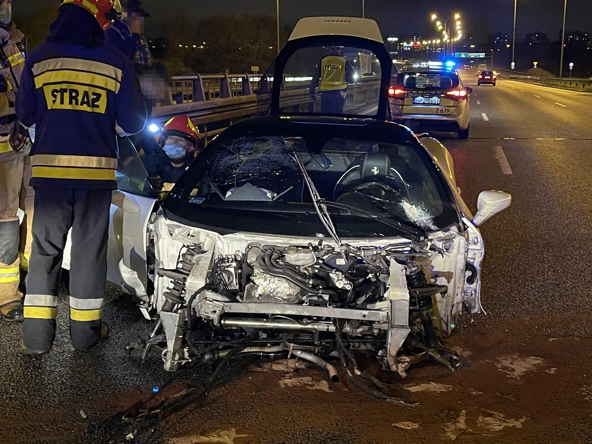 Ferrari rozbite w Warszawie! Zabrakło pokory i zdrowego rozsądku. Z auta nic nie z...