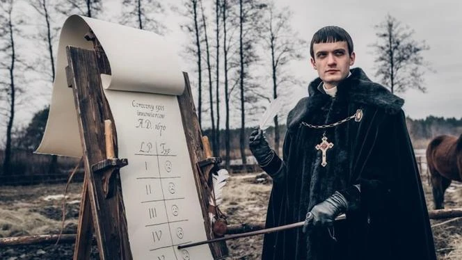 Zachwyca widzów Michał Sikorski poprowadzi koncert w Opolu 2025. Kim jest? To słynny ksiądz Jakub z …