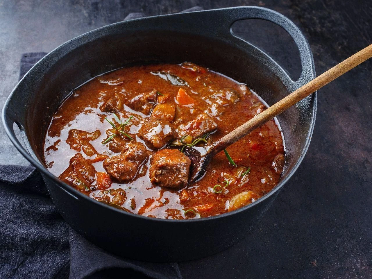 Do gulaszu dodaję ten składnik. Potrawa ma głęboki smak, a mięso jest wyjątkowo mięk…