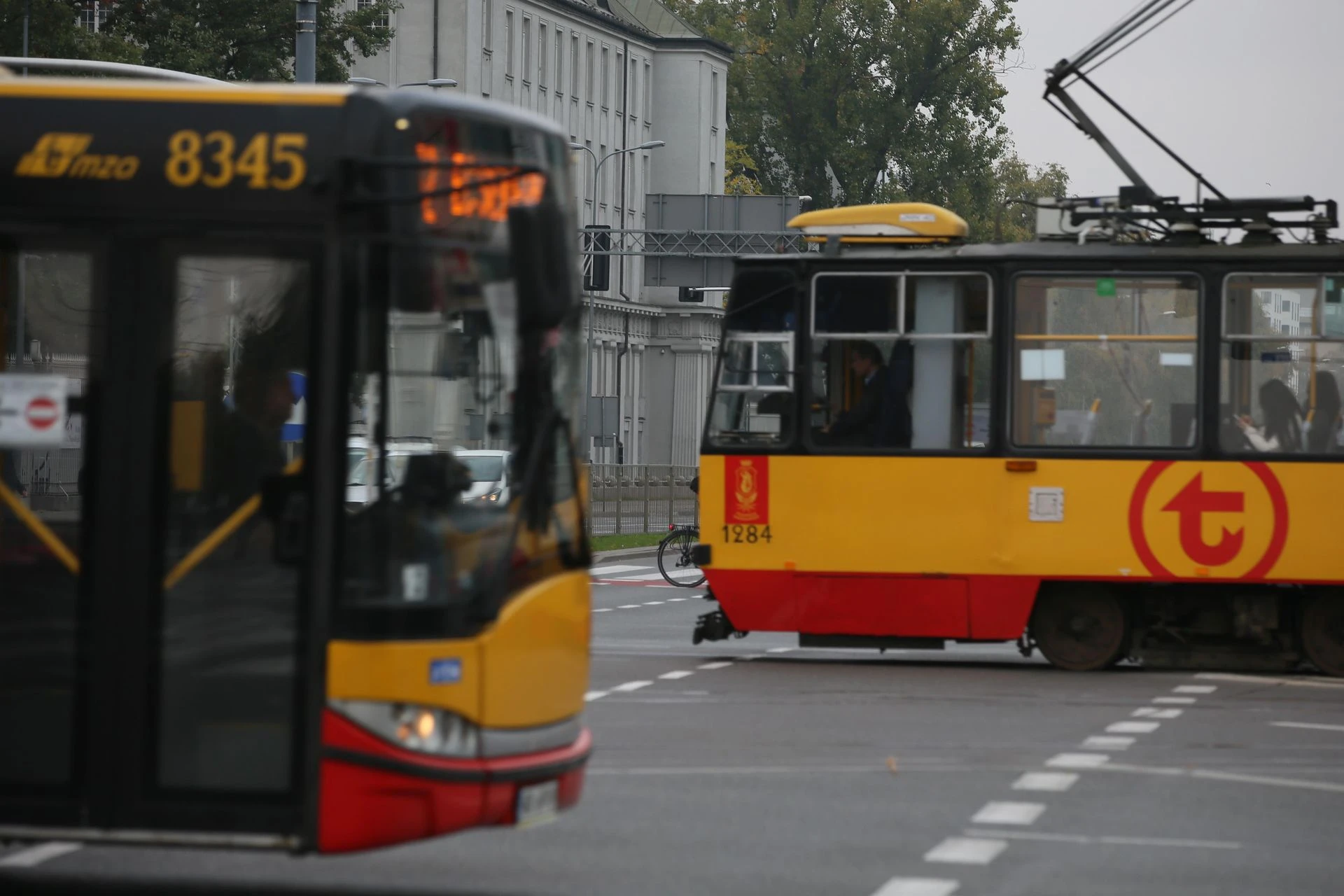 ZNAMY SZCZEGÓŁY Wszystkich Świętych w Warszawie. „Co czwarty autobus pojedzie na cmentarz!”