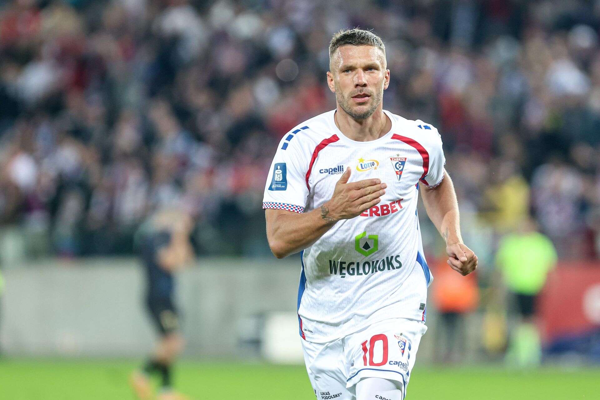 Podkręcony mistrz Lukas Podolski nie gryzł się w język, to były dwa brutalne słowa. A potem padło z je…