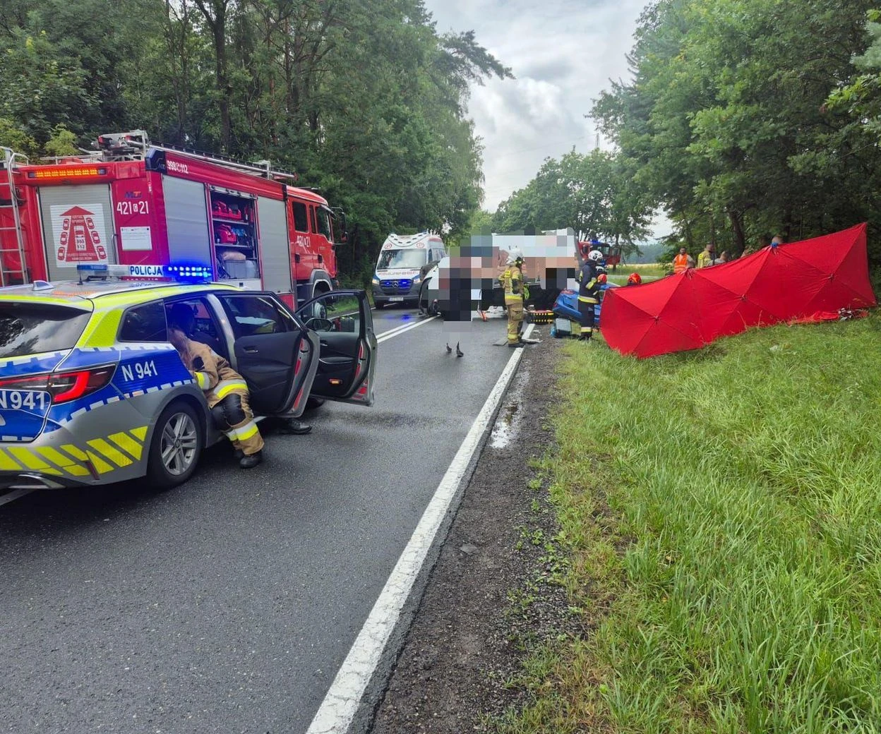 Dramat na drodze! Tragiczny wypadek na DK 25 w Stołcznie. Nie żyje 27-letnia kobieta, pięć osób rannyc…