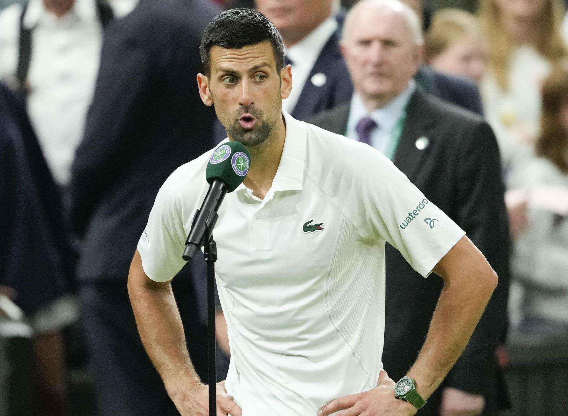 Gorąco na Wimbledonie Dziennikarz wkurzył pytaniami Djokovicia. Serb wytrzymał 98 sekund i nagle przerwał …