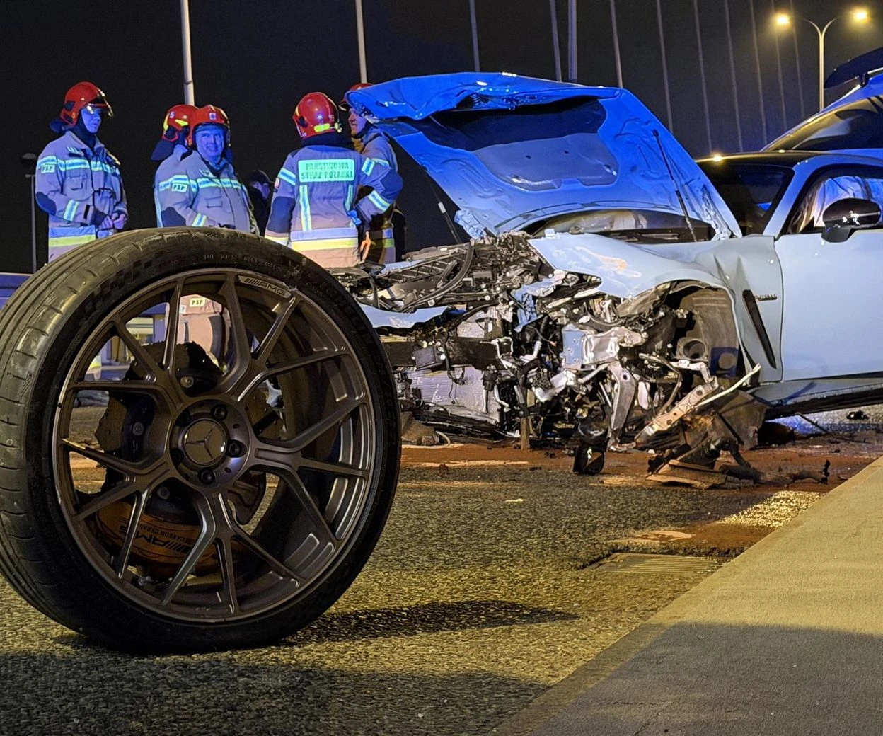 Wypadek! Warszawa: Sportowy mercedes warty 1,5 miliona roztrzaskany na moście Świętokrzyskim