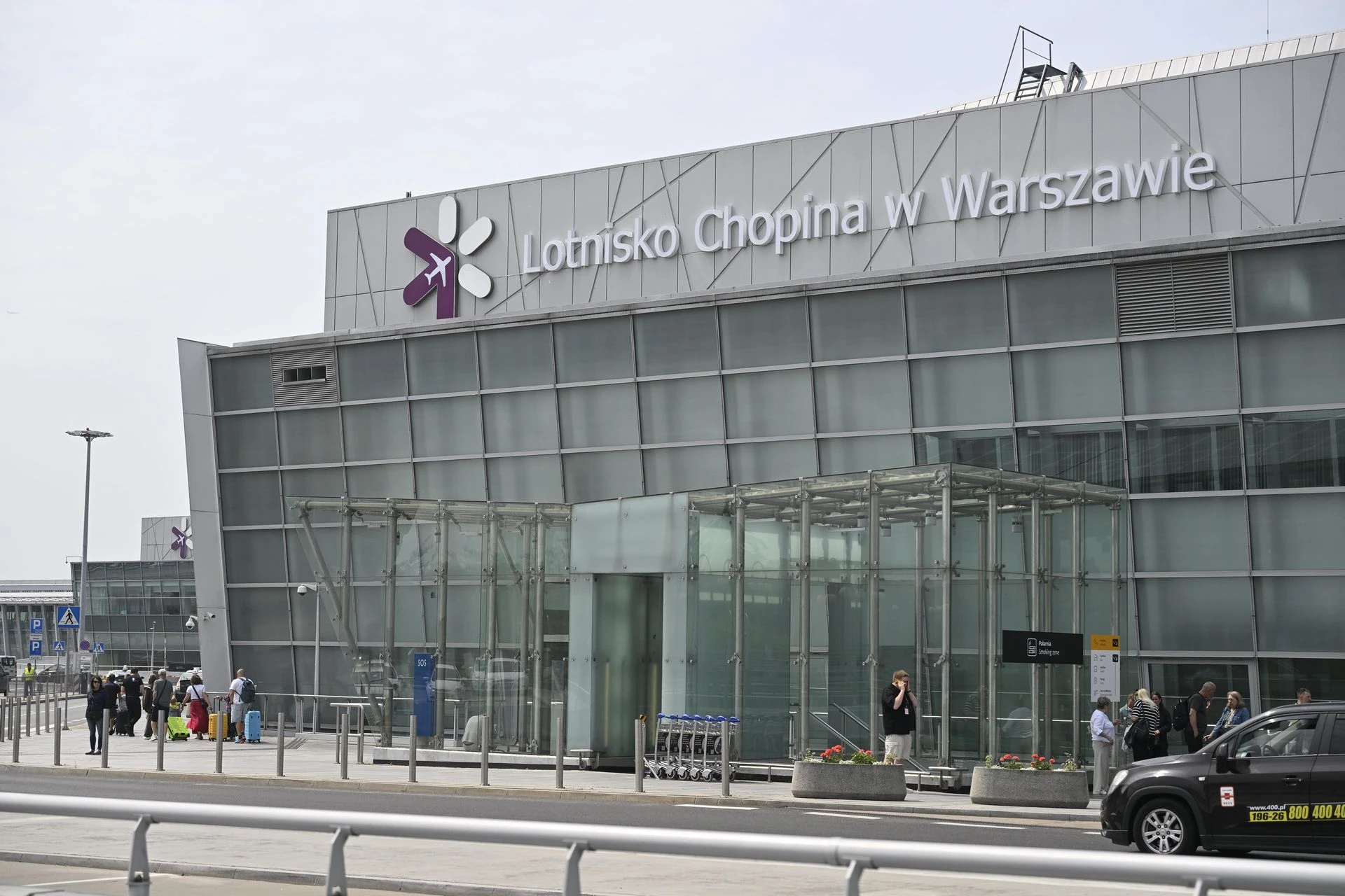 ZAPŁACIŁ ZA GŁUPI ŻART 500 złotych za dwa słowa. Fatalny dowcip Polaka na lotnisku w Warszawie