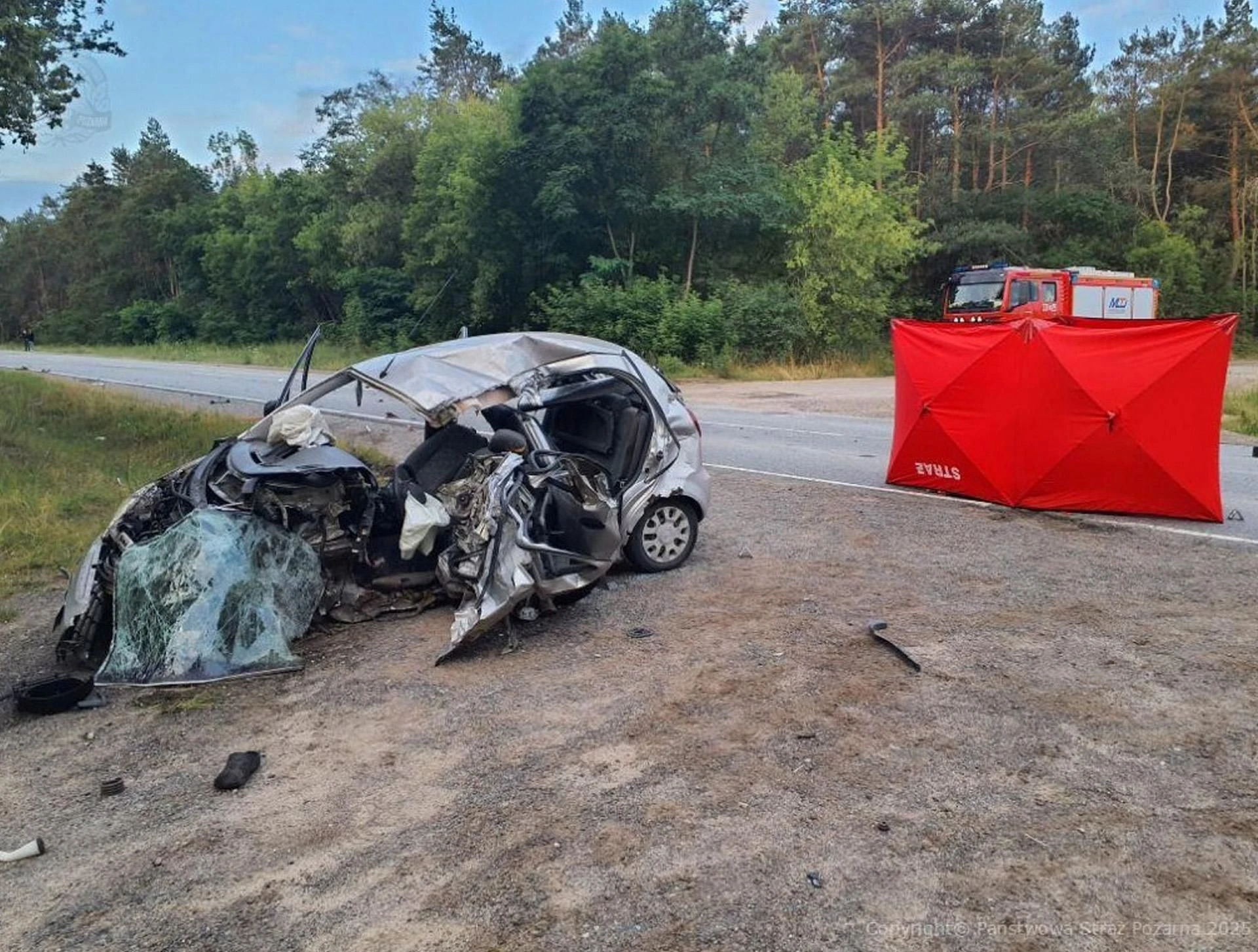 Śmiertelny wypadek Nocna makabra na DK 12! Kierujący chevroletem nie żyje. Wjechał pod tira [ZDJĘCIA]