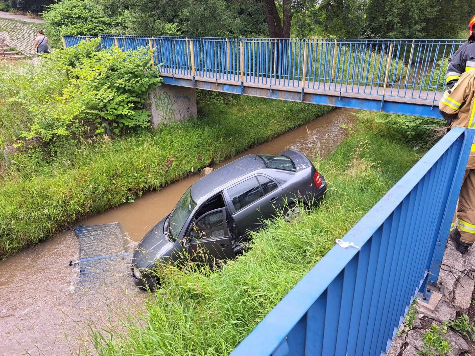Incydent drogowy Skoda zanurkowała w Wątoku. Utrudnienia na ważnej trasie wylotowej z Tarnowa
