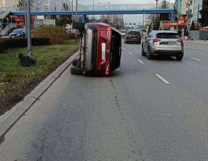 Wypadek Toyota przewróciła się na bok! Groźna kolizja w centrum Rzeszowa